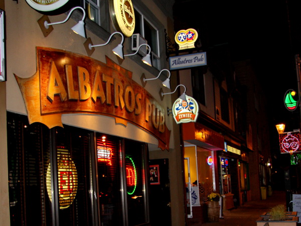 Albatros Pub & Restaurant - Front at Night