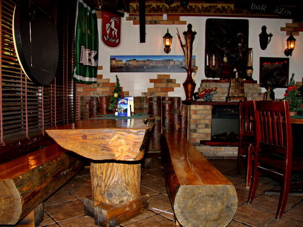 Albatros Pub - wooden tables